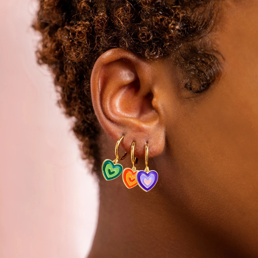 Boucles d'oreilles pendantes en émail cœur coloré | Vaya