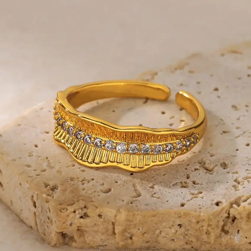 Bague ajustable vague en zircone dorée  | Elya - 1