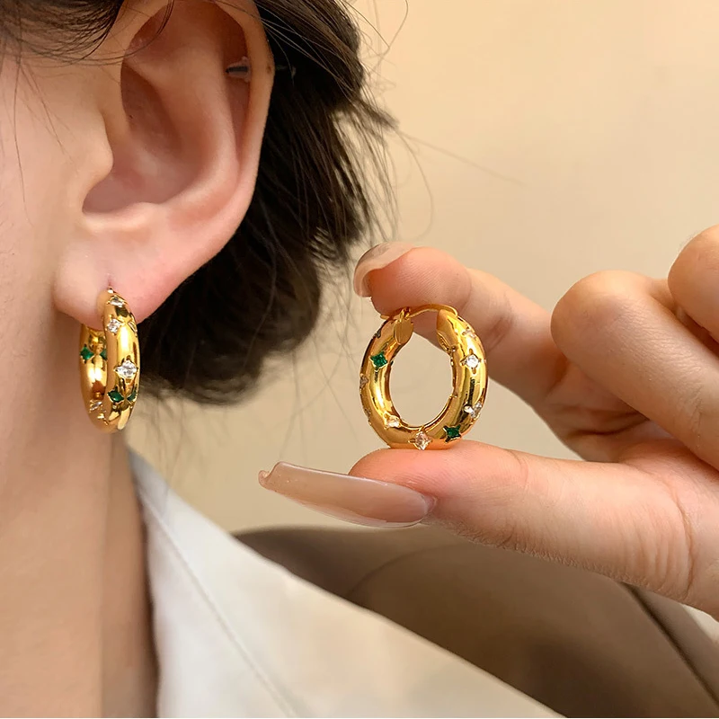 Boucles d'oreilles créoles rondes en or 18K avec étoiles et diamants colorés s | Kiva - 1