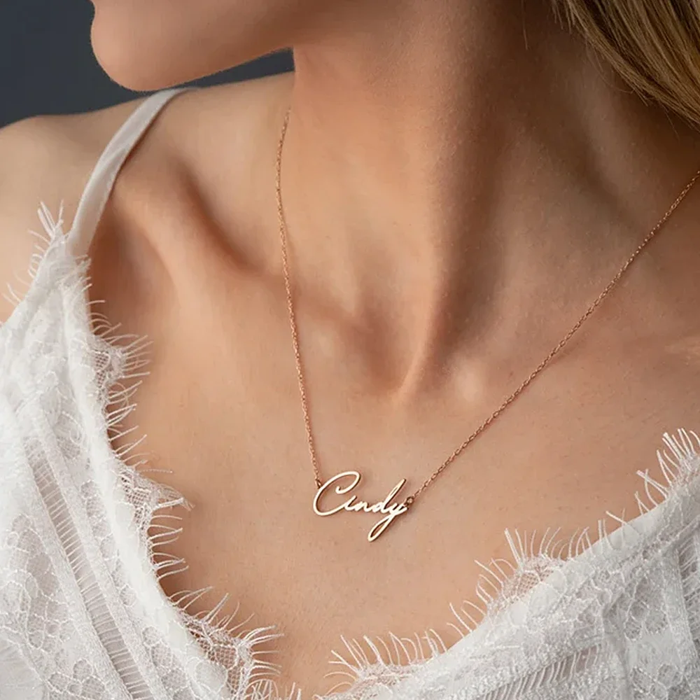 Collier personnalisé en acier inoxydable avec pendentif prénom doré | Véla