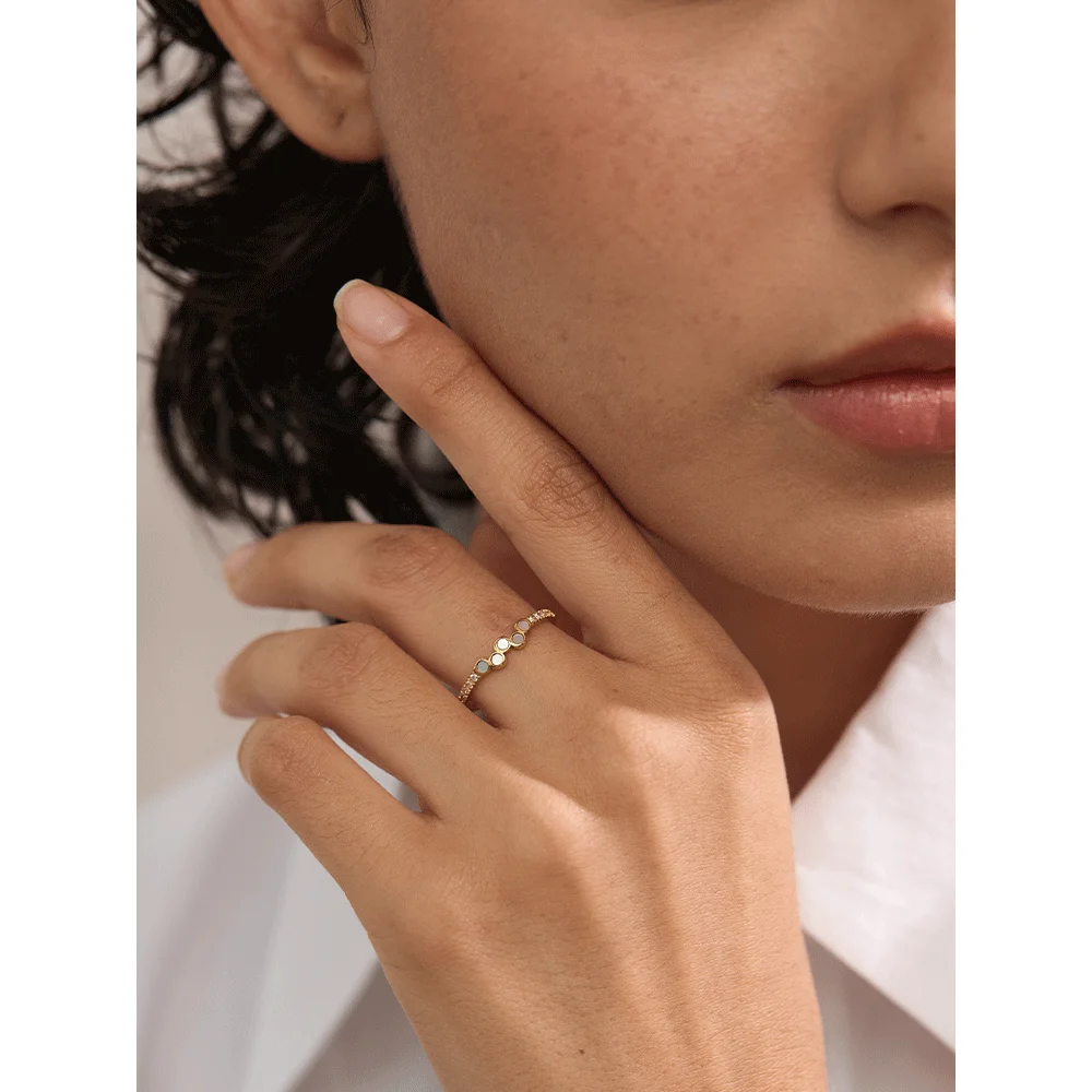 Bague fine en acier inoxydable doré avec zircon et coquillage naturel | Lavi - 1